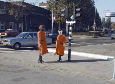 117545 Afbeelding van twee verkeersbrigadiers bij de oversteekplaats voor voetgangers op de kruising van de Van ...